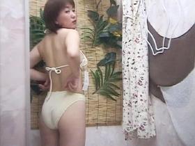 女撮り師が潜入して性的姿態を盗撮した女性の着替え記録映像 4時間特別編 3　サンプル画像10